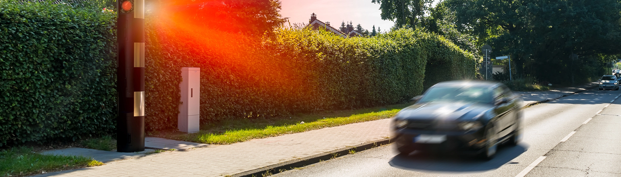 Das Bild zeigt den Zeitpunkt, bei dem ein Auto geblitzt wird