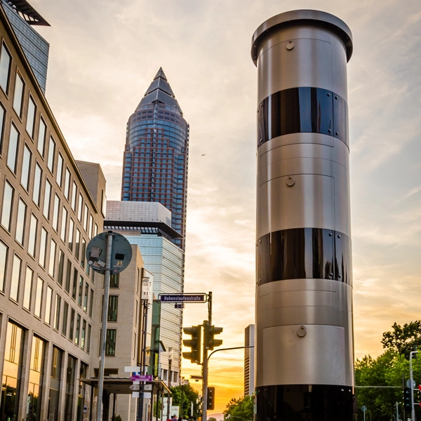 Das Bild zeigt den Zeitpunkt, bei dem ein Auto geblitzt wird