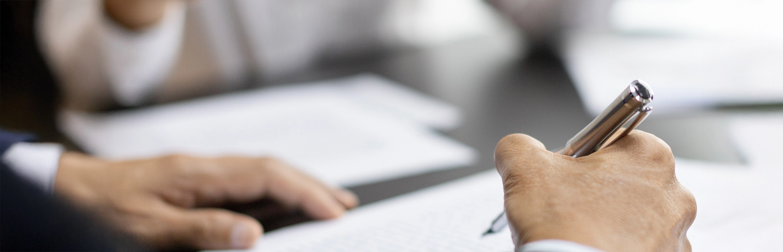 Das Bild zeigt eine Situation, die in einem Zivilrechtsprozess stattfinden könnte