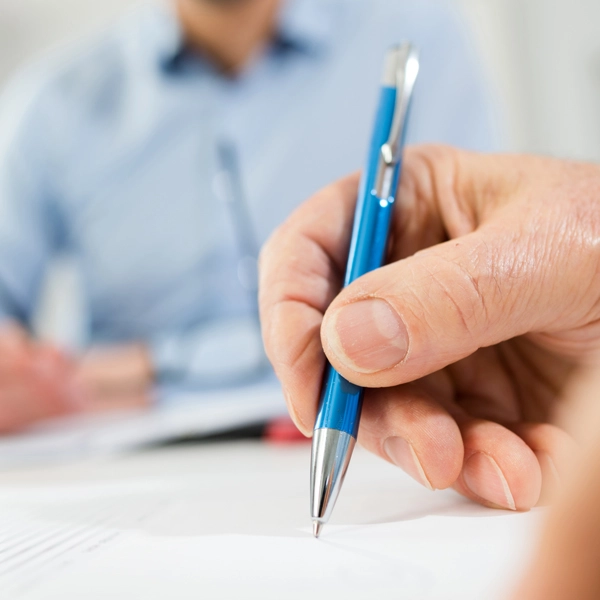 Das Bild zeigt eine Situation, die in einem Zivilrechtsprozess stattfinden könnte